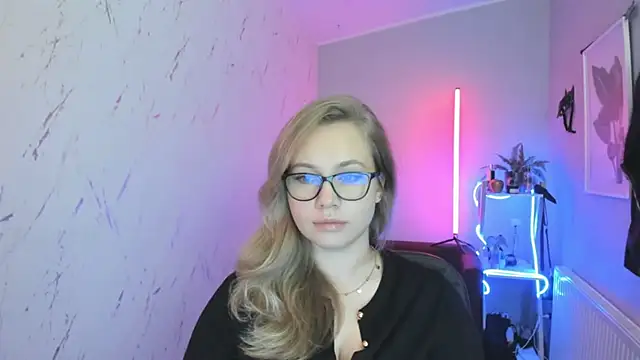 holly xglam online show from October 21, 2025, 5:45 pm