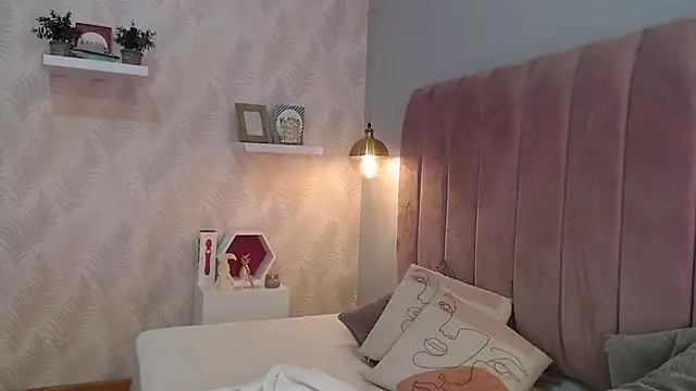 LeenaBrown online show from November 21, 2025, 12:26 pm