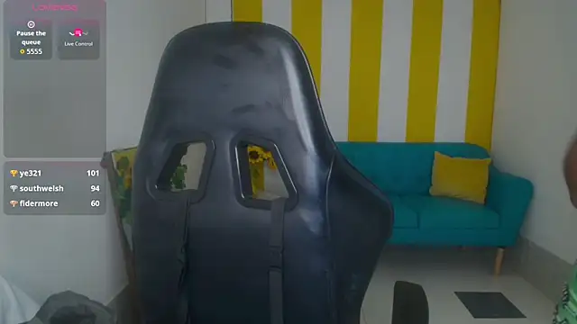 Snapshot of Cristal_War chatting on November 19, 2025, 11:38 pm Cristal War online show from November 19, 2025, 11:38 pm