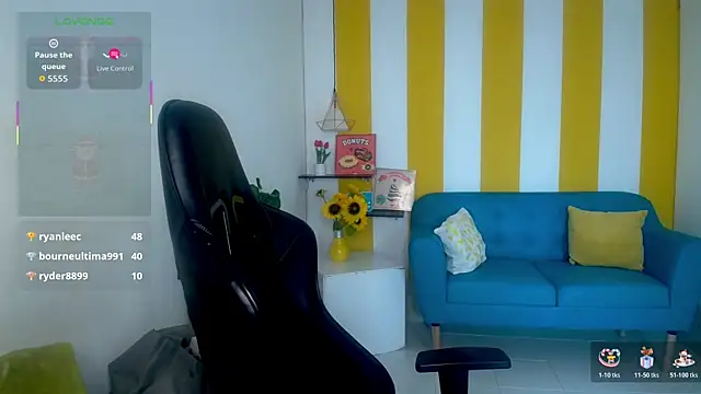 Snapshot of Cristal_War chatting on December 4, 2025, 11:26 pm Cristal War online show from December 4, 2025, 11:26 pm