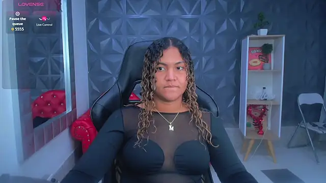 Snapshot of Cristal_War chatting on November 25, 2025, 11:27 pm Cristal War online show from November 25, 2025, 11:27 pm