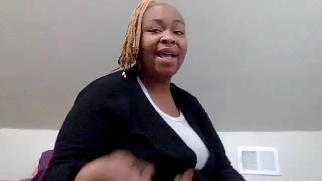 Snapshot of AllLeggs chatting on January 22, 2025, 4:44 pm AllLeggs online show from January 22, 2025, 4:44 pm