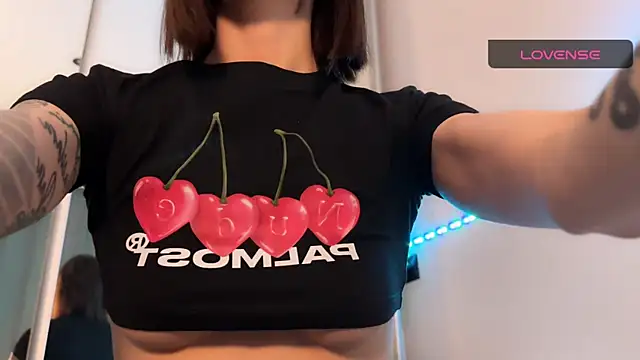 Snapshot of ellie_miu chatting on November 18, 2025, 7:17 pm ellie miu online show from November 18, 2025, 7:17 pm