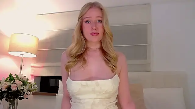 Snapshot of JuliaJaee chatting on October 6, 2025, 5:35 pm JuliaJaee online show from October 6, 2025, 5:35 pm