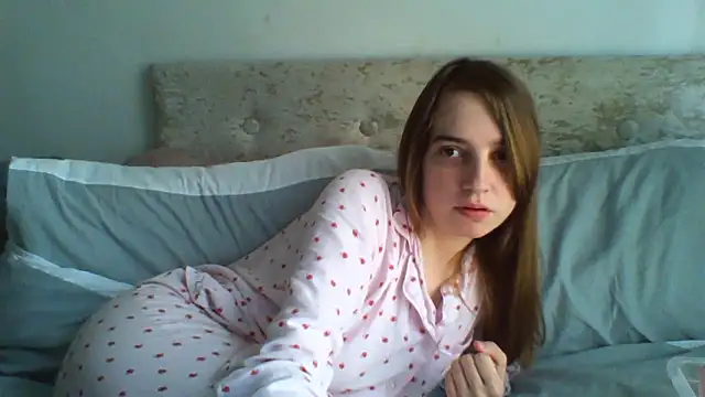 Snapshot of EvieRoseex chatting on April 19, 2026, 10:27 am EvieRoseex online show from April 19, 2026, 10:27 am