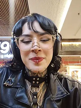 taaylor33 online show from May 15, 2026, 11:25 pm