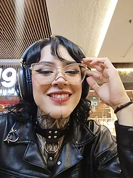 taaylor33 online show from May 15, 2026, 11:47 pm