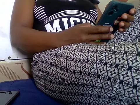 Snapshot of Hot-zeenah chatting on November 4, 2025, 6:22 pm Hot-zeenah online show from November 4, 2025, 6:22 pm