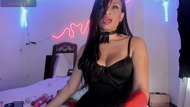 latinaStepmom online show from July 17, 2026, 10:07 pm