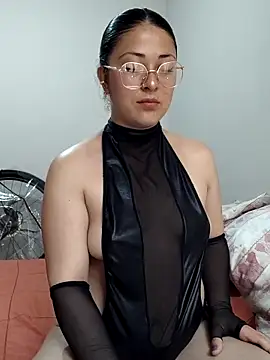 LisbethMoore  online show from December 18, 2025, 3:49 pm