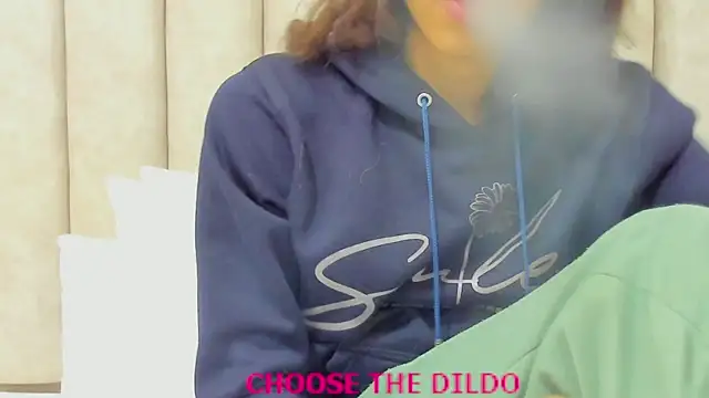 Snapshot of FreyaMoller chatting on November 1, 2025, 6:24 pm FreyaMoller online show from November 1, 2025, 6:24 pm