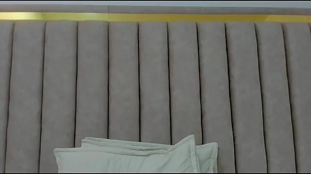 Snapshot of FreyaMoller chatting on December 17, 2025, 2:22 pm FreyaMoller online show from December 17, 2025, 2:22 pm