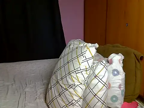 Snapshot of Queen_petite_ chatting on July 29, 2026, 11:37 pm Queen petite online show from July 29, 2026, 11:37 pm