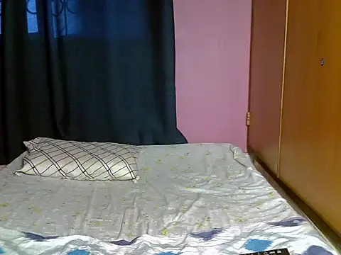 Snapshot of Queen_petite_ chatting on July 2, 2026, 4:40 am Queen petite online show from July 2, 2026, 4:40 am
