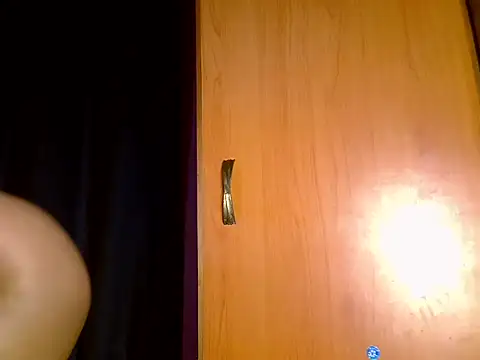 Snapshot of Queen_petite_ chatting on July 20, 2026, 4:31 pm Queen petite online show from July 20, 2026, 4:31 pm