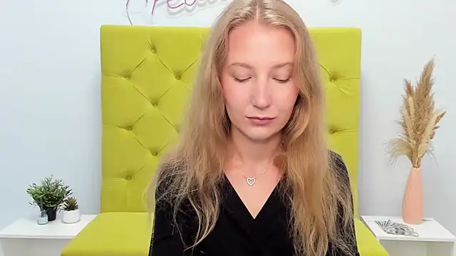 Snapshot of LolaWilsons chatting on June 17, 2026, 6:24 am LolaWilsons online show from June 17, 2026, 6:24 am