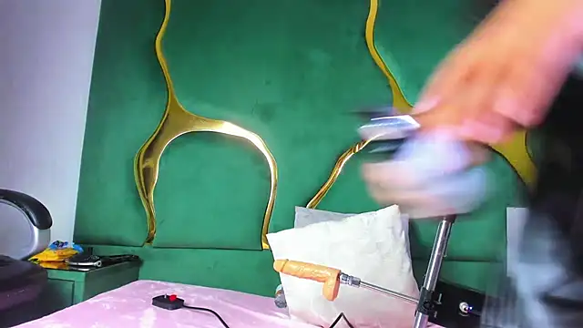 VaneLin18 online show from December 15, 2025, 9:20 pm