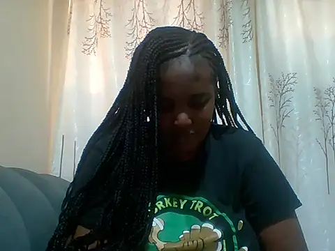 Snapshot of Beauty_beee chatting on October 19, 2025, 11:02 am Beauty beee online show from October 19, 2025, 11:02 am