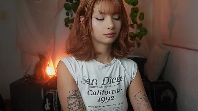 Snapshot of ari_kat chatting on November 6, 2025, 4:05 am ari kat online show from November 6, 2025, 4:05 am