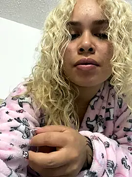 Snapshot of Haelycute chatting on October 8, 2025, 2:57 am Haelycute online show from October 8, 2025, 2:57 am