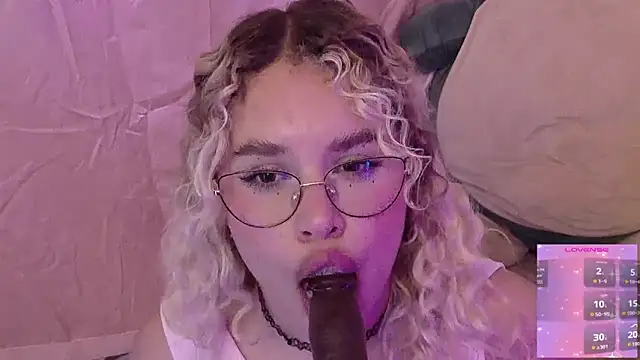 Haelycute online show from May 8, 2026, 11:30 pm