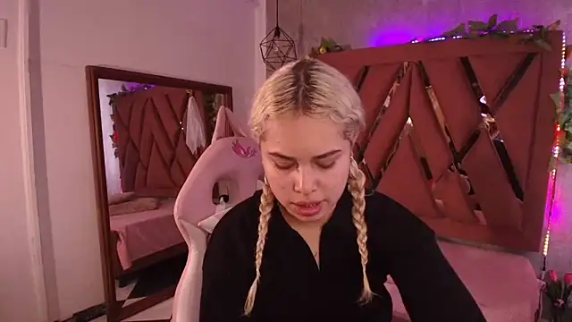 Snapshot of Haelycute chatting on October 10, 2025, 12:06 pm Haelycute online show from October 10, 2025, 12:06 pm