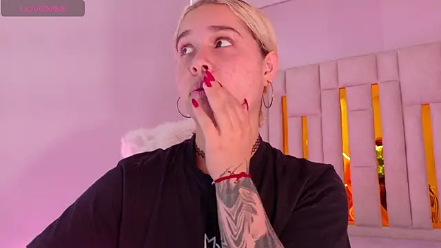 Snapshot of Haelycute chatting on November 17, 2025, 7:18 pm Haelycute online show from November 17, 2025, 7:18 pm