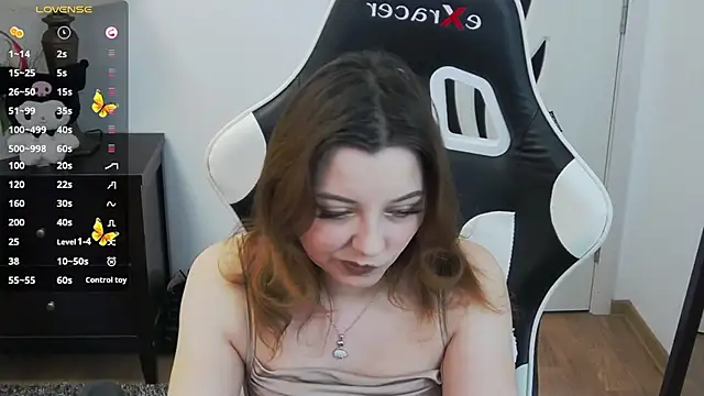 pretty little thing online show from April 25, 2026, 5:21 pm