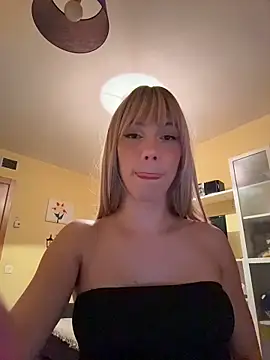 Snapshot of Carlita_cute chatting on February 16, 2026, 11:46 pm Carlita cute online show from February 16, 2026, 11:46 pm