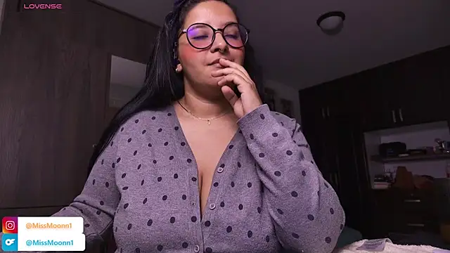 Snapshot of Steph_moon_ chatting on October 29, 2025, 1:04 am Steph moon online show from October 29, 2025, 1:04 am