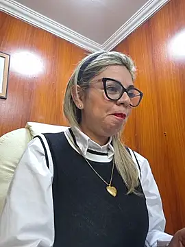 Snapshot of Cata_Office-12 chatting on October 8, 2025, 3:35 pm Cata Office-12 online show from October 8, 2025, 3:35 pm