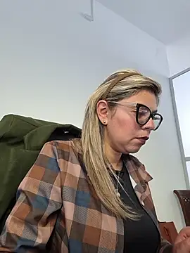 Snapshot of Cata_Office-12 chatting on November 21, 2025, 8:08 pm Cata Office-12 online show from November 21, 2025, 8:08 pm