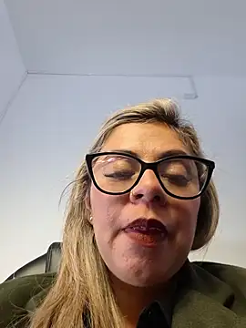 Snapshot of Cata_Office-12 chatting on November 12, 2025, 8:45 pm Cata Office-12 online show from November 12, 2025, 8:45 pm