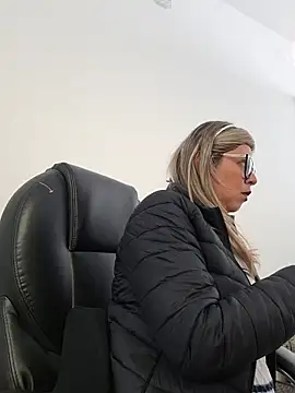 Snapshot of Cata_Office-12 chatting on November 22, 2025, 4:06 pm Cata Office-12 online show from November 22, 2025, 4:06 pm