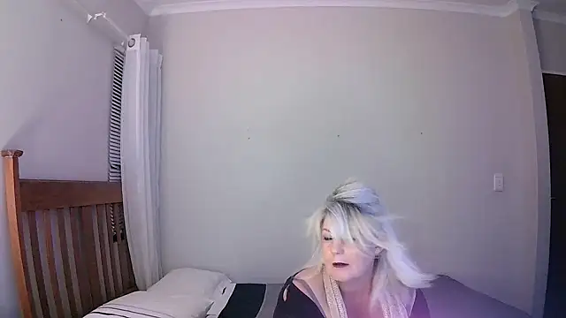 Snapshot of Miahotmilf chatting on January 24, 2025, 6:35 pm Miahotmilf online show from January 24, 2025, 6:35 pm