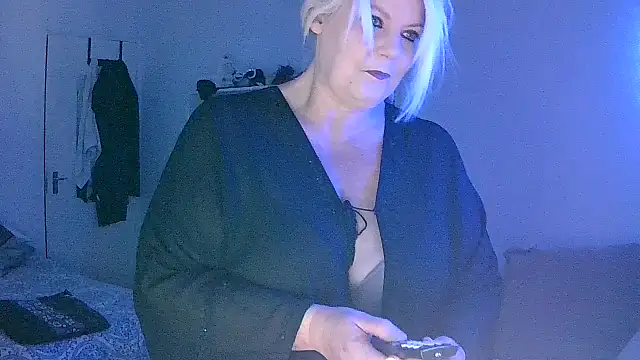 Miahotmilf online show from June 19, 2026, 7:09 pm