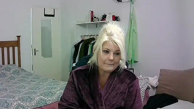 Miahotmilf online show from May 9, 2026, 5:05 pm