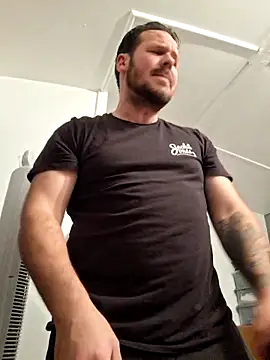 Snapshot of chrisB09 chatting on December 15, 2025, 6:25 pm chrisB09 online show from December 15, 2025, 6:25 pm