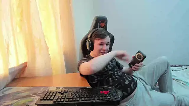 iliaskrislove online show from June 12, 2026, 8:56 am