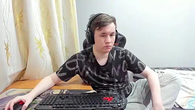 iliaskrislove online show from June 12, 2026, 9:01 pm