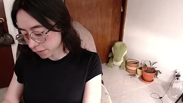 Snapshot of emily_pearl_ chatting on October 15, 2025, 7:33 pm emily pearl online show from October 15, 2025, 7:33 pm