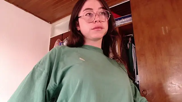 Snapshot of emily_pearl_ chatting on November 20, 2025, 6:41 pm emily pearl online show from November 20, 2025, 6:41 pm