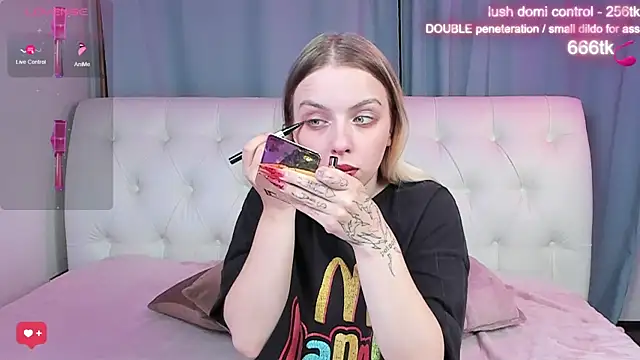 Snapshot of Alice_Halle chatting on October 14, 2025, 4:02 am Alice Halle online show from October 14, 2025, 4:02 am