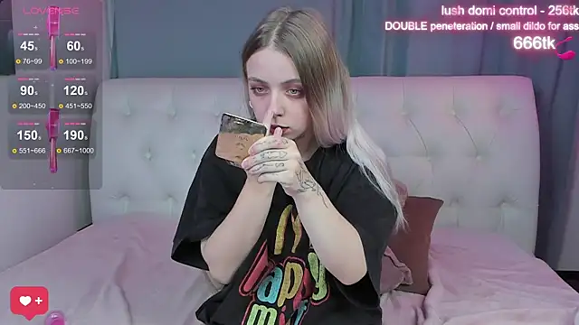 Snapshot of Alice_Halle chatting on October 20, 2025, 2:46 am Alice Halle online show from October 20, 2025, 2:46 am