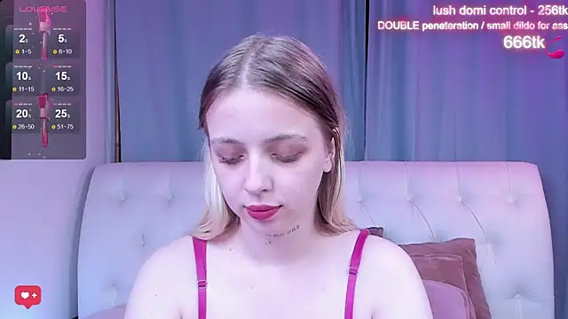 Snapshot of Alice_Halle chatting on October 12, 2025, 1:23 pm Alice Halle online show from October 12, 2025, 1:23 pm