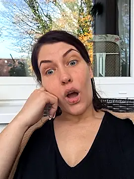 Snapshot of Linalicious chatting on November 6, 2025, 2:21 pm Linalicious online show from November 6, 2025, 2:21 pm