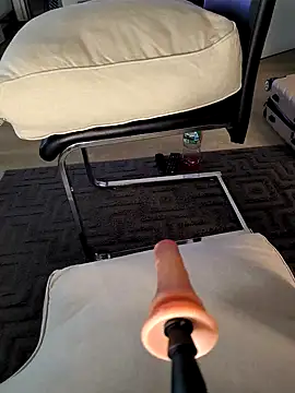 Snapshot of Linalicious chatting on November 26, 2025, 8:58 am Linalicious online show from November 26, 2025, 8:58 am