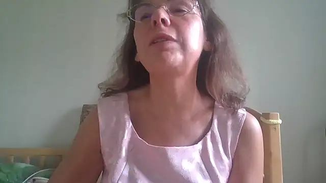 Snapshot of HollyJewel chatting on October 6, 2025, 11:55 am HollyJewel online show from October 6, 2025, 11:55 am
