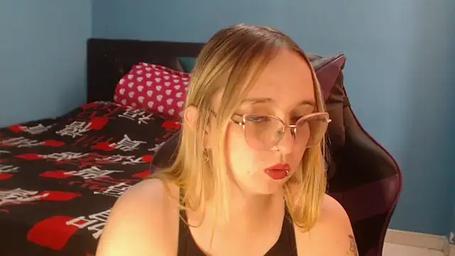 Liaroberts1 online show from January 5, 2026, 5:27 pm