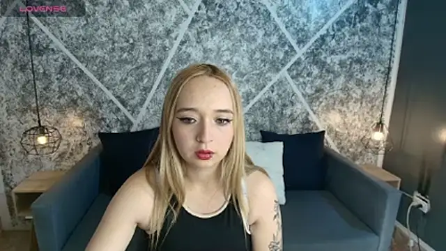 Snapshot of Liaroberts1 chatting on July 6, 2026, 1:51 pm Liaroberts1 online show from July 6, 2026, 1:51 pm